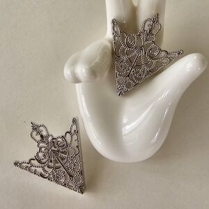 🧛‍♂️ Filigree Lapel Point Pin Set